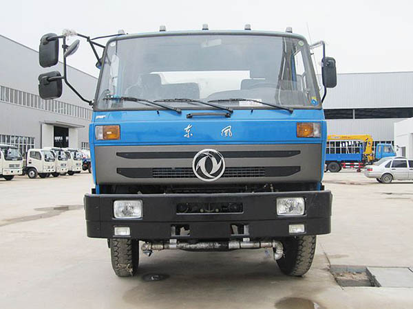 東風(fēng)153型15噸灑水洗掃車(chē) 城市環(huán)衛(wèi)的高效解決方案