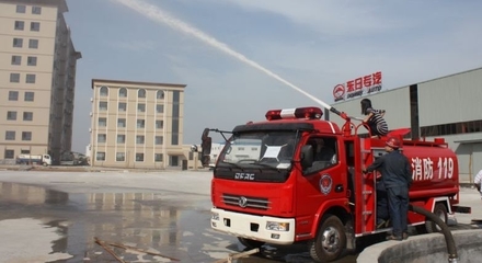 東風(fēng)多利卡消防灑水車(chē) 多功能應(yīng)急救援與環(huán)衛(wèi)灑水的理想選擇
